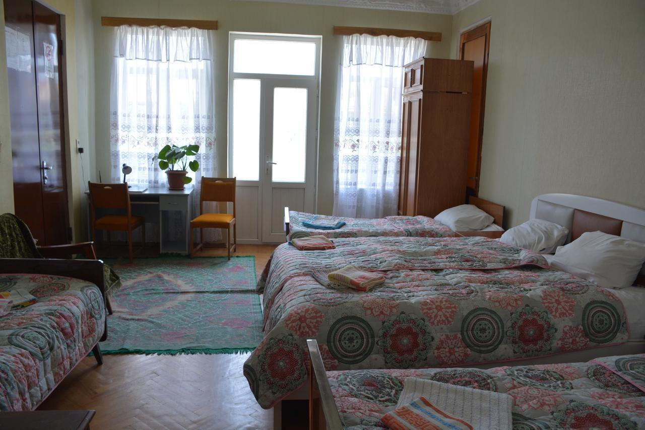 Friends House Hotel Kutaisi Exterior photo
