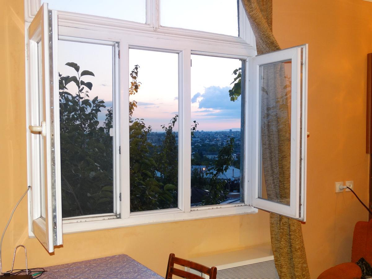 Friends House Hotel Kutaisi Exterior photo